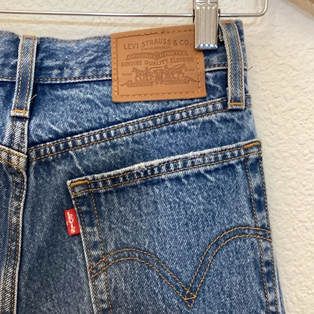 Levi’s Wedgie W23 Premium Icon Women’s Ankle Jeans Distressed 22861-0107